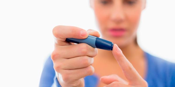 mulher diabética faz teste de indice glicêmico com aparelho mediidor